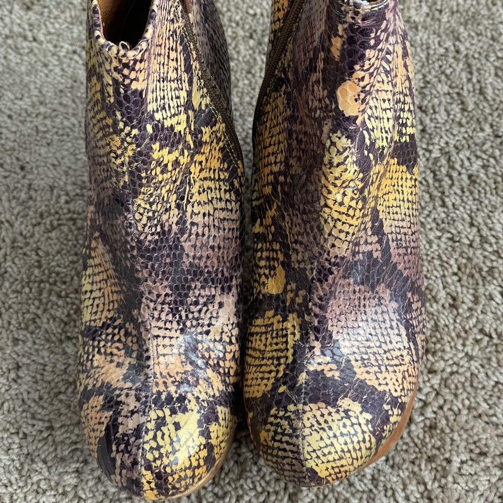 Jeffrey Campbell Size 8 Snakeskin Cutout Wedges - Picture 5 of 8
